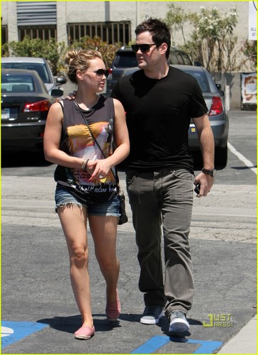  Hilary Duff: Lunch tarehe with Mike Comrie!