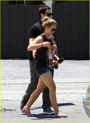  Hilary Duff: Lunch তারিখ with Mike Comrie!