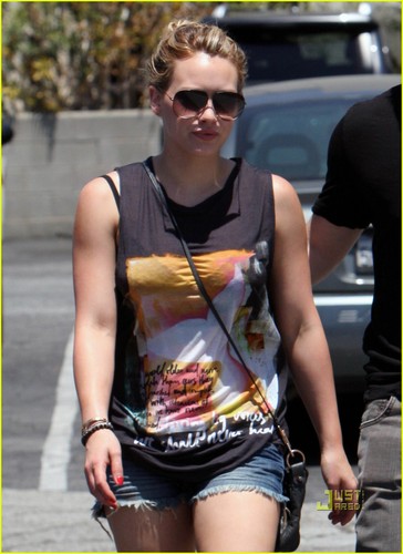  Hilary Duff: Lunch 日付 with Mike Comrie!