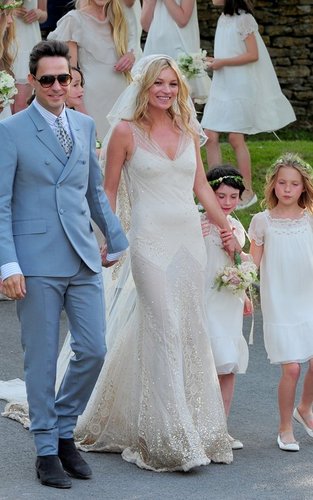  Kate Moss and Jamie Hince on their wedding siku (July 1)