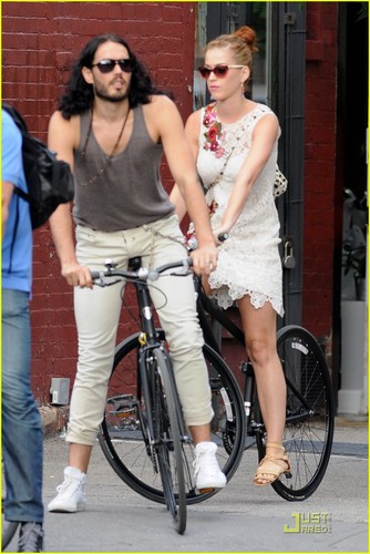  Katy Perry & Russell Brand: Biking in NYC!