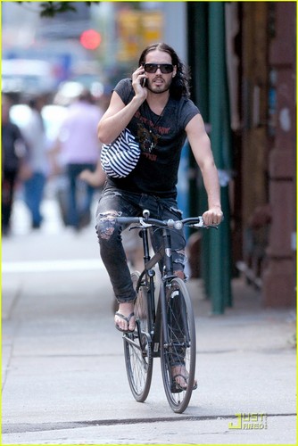Katy Perry & Russell Brand: Biking in NYC!