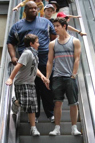  Nick Jonas: Out with Frankie (06.25.2011) !!