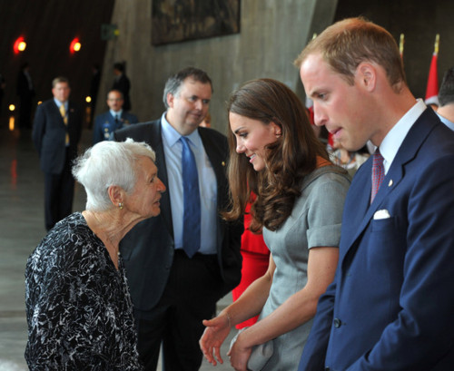  Prince William & Catherine visiting a hospital in Canada