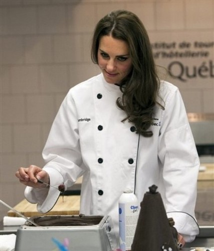  Prince William and the Duchess of Cambridge take part in a Еда preparation demonstration