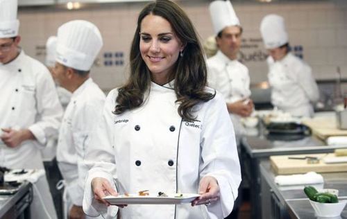  Prince William and the Duchess of Cambridge take part in a 음식 preparation demonstration