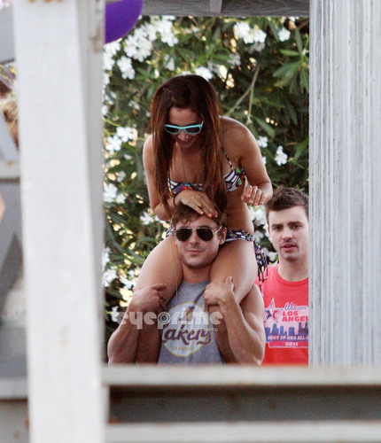  Zac & Ashley hugging and beijar in Malibu, July 2