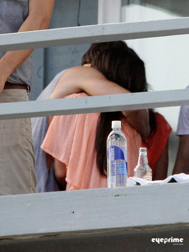 Zac & Ashley hugging and 接吻 in Malibu, July 2