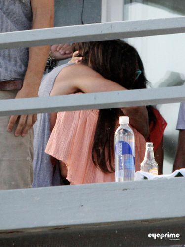  Zac & Ashley hugging and 接吻 in Malibu, July 2