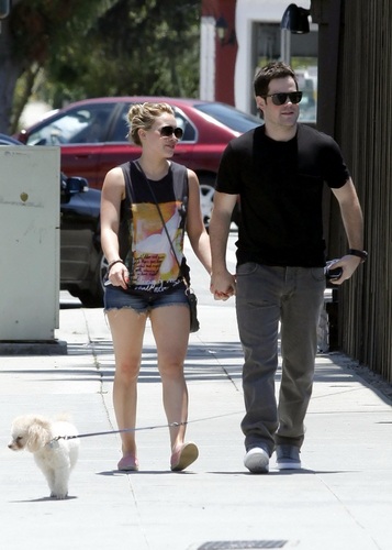  Hilary - Out in Toluca Lake - July 02, 2011