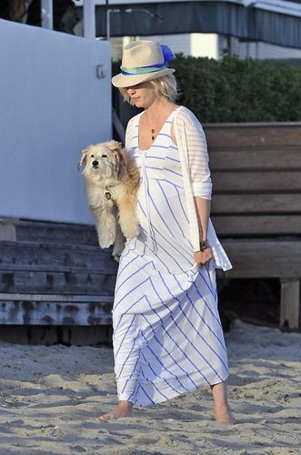  January Jones takes her dog to the ビーチ in Malibu - July 3, 2011