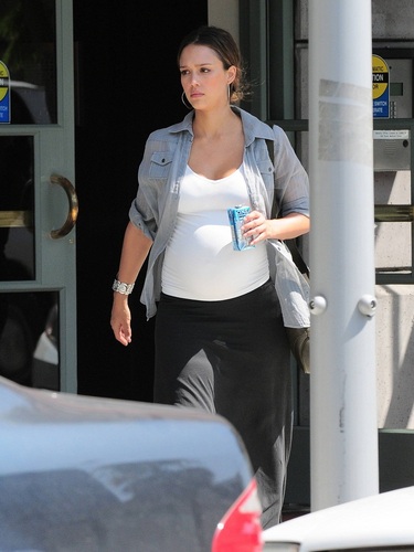  Jessica - Visiting a nail salon in Beverly Hills - July 06, 2011
