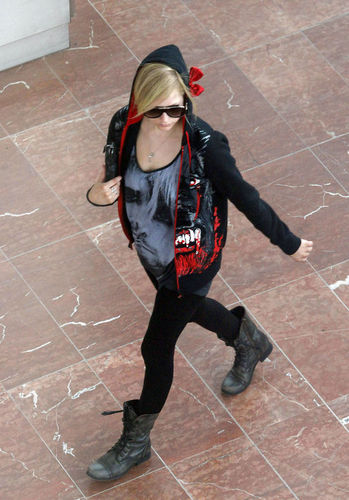  July 04-Avril Lavigne At Nice Airport