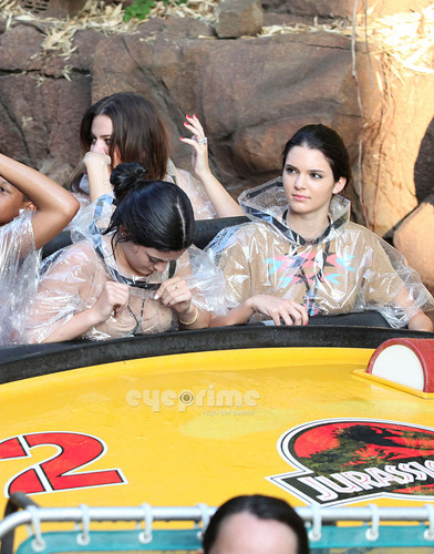  Kendall, Kylie & Khloe enjoy a دن at Universal Studios in Hollywood, July 5