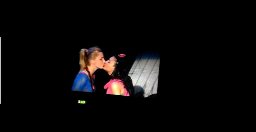 Naya&Hemo kiss @ Glee Live. 