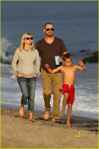  Reese Witherspoon & Jim Toth: 海滩 with Ava & Deacon