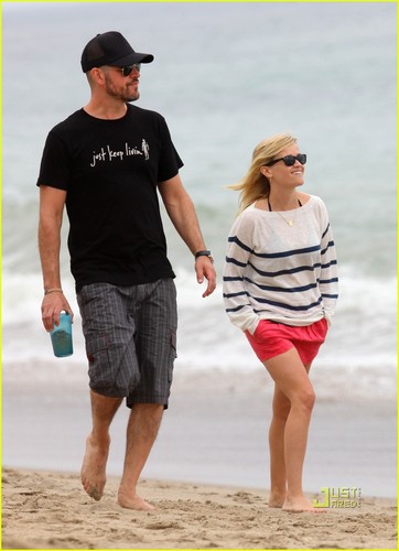  Reese Witherspoon & Jim Toth: সৈকত with Ava & Deacon