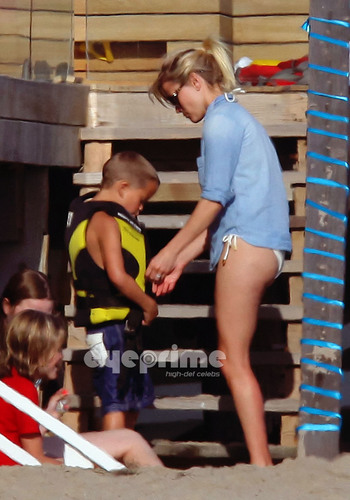  Reese Witherspoon in a Bikini on the tabing-dagat in Malibu, July 4