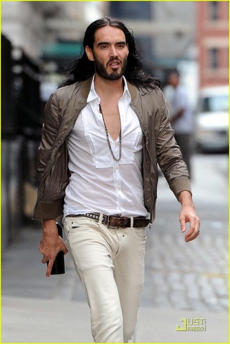 Russell Brand: HP TouchPad Commercials!