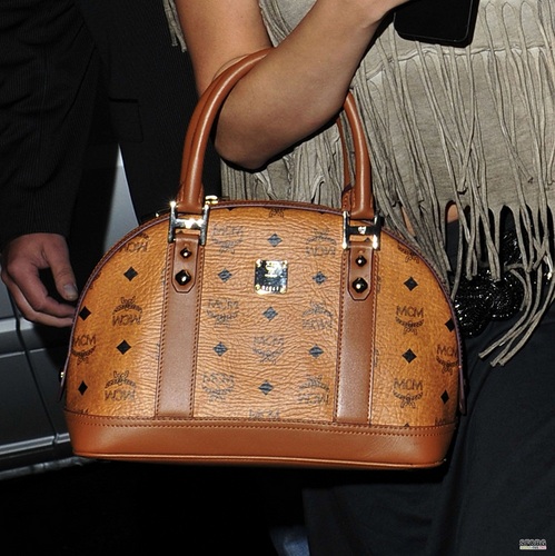  Selena - Arriving At Hotel After ডিনার At 'Nobu' In লন্ডন - July 05, 2011