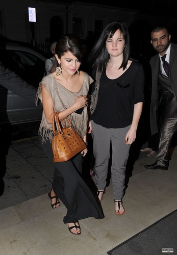  Selena - Arriving At Hotel After makan malam At 'Nobu' In london - July 05, 2011
