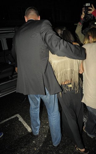  Selena Gomez out at Nobu in Luân Đôn (July 5).