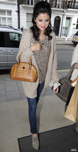  Selena - Leaving The 스파게티 House In 런던 - July 06, 2011