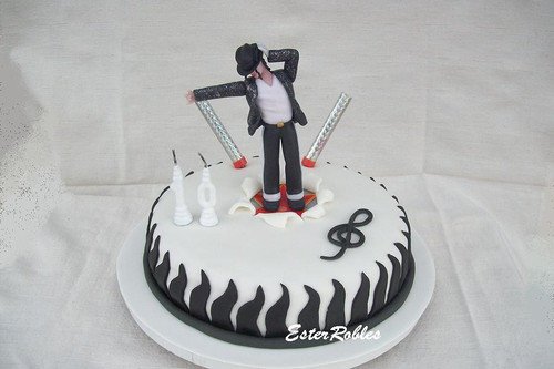 The-MJ-Cake-happy-birthday-michael-jackson-2011-23421525-500-333.jpg