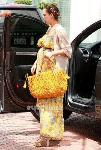  Jessica Alba arriving at Neiman Marcus to do some shopping in Beverly Hills, July 7