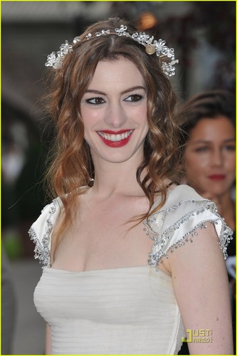  Anne Hathaway: White Fairy Tale 愛 Ball!