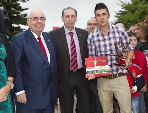 David Villa receiving Quini Trophy (July 8, 2011)