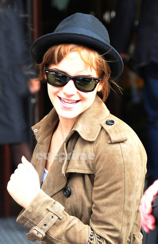 Emma Watson leaves her Hotel in London, Jul 8 