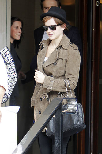  July 8 - Leaving her Hotel in Londra