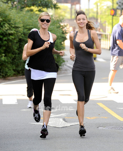 Miranda Kerr Joins Heidi Klum on Her AOL Summer Run in NY, Jul 9 