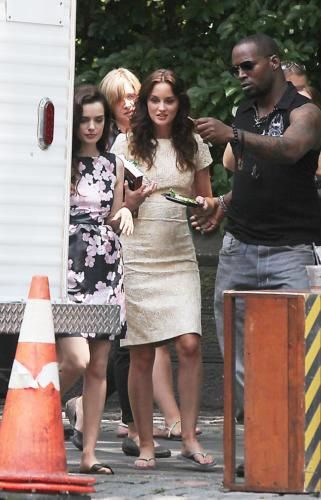 More pictures of Leighton filming Gossip Girl, this time in an other set of clothes.