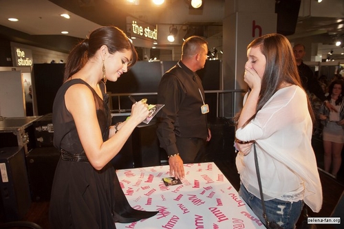 Selena - CD Signing at HMV 옥스퍼드, 옥스포드 Circus - July 05, 2011