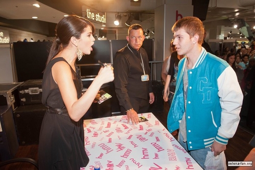  Selena - CD Signing at HMV オックスフォード Circus - July 05, 2011