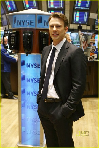  Chris Evans Rings NYSE Opening घंटी, बेल