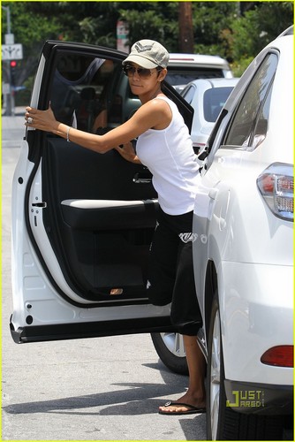  Halle Berry Deals With Scary Intruder Situation