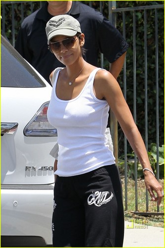  Halle Berry Deals With Scary Intruder Situation
