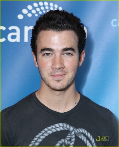 Kevin Jonas: Cambio Chat with Mikey Deleasa (07.12.2011) !!!