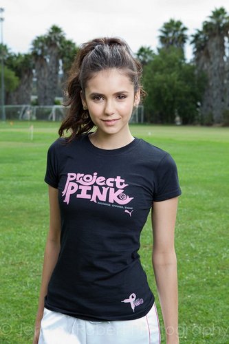  Nina Dobrev - merah jambu Project Puma Breast Cancer Awareness