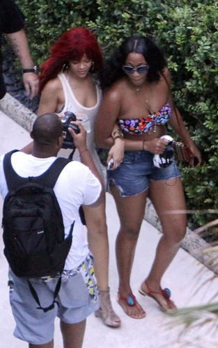  Rihanna with her دوستوں in Miami (July 13).