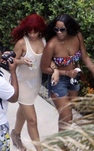  Rihanna with her دوستوں in Miami (July 13).