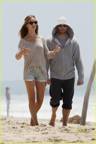 Rosie Huntington-Whiteley & Jason Statham: Seaside Stroll