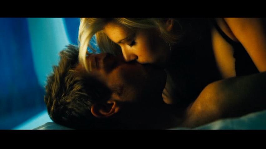 Scarlett kisses nude