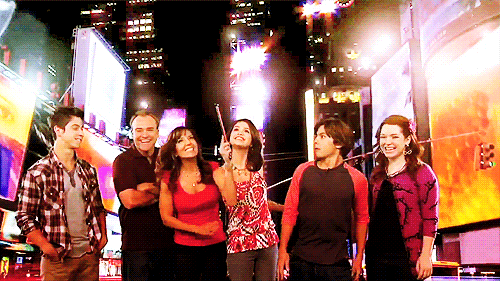 http://images4.fanpop.com/image/photos/23600000/wizards-of-waverly-place-selena-gomez-23682457-500-281.gif