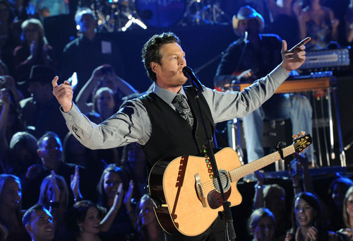  Blake Shelton - 44th Annual CMA Awards - montrer