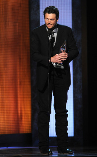  Blake Shelton - 44th Annual CMA Awards - tunjuk