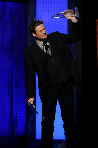  Blake Shelton - 44th Annual CMA Awards - tunjuk
